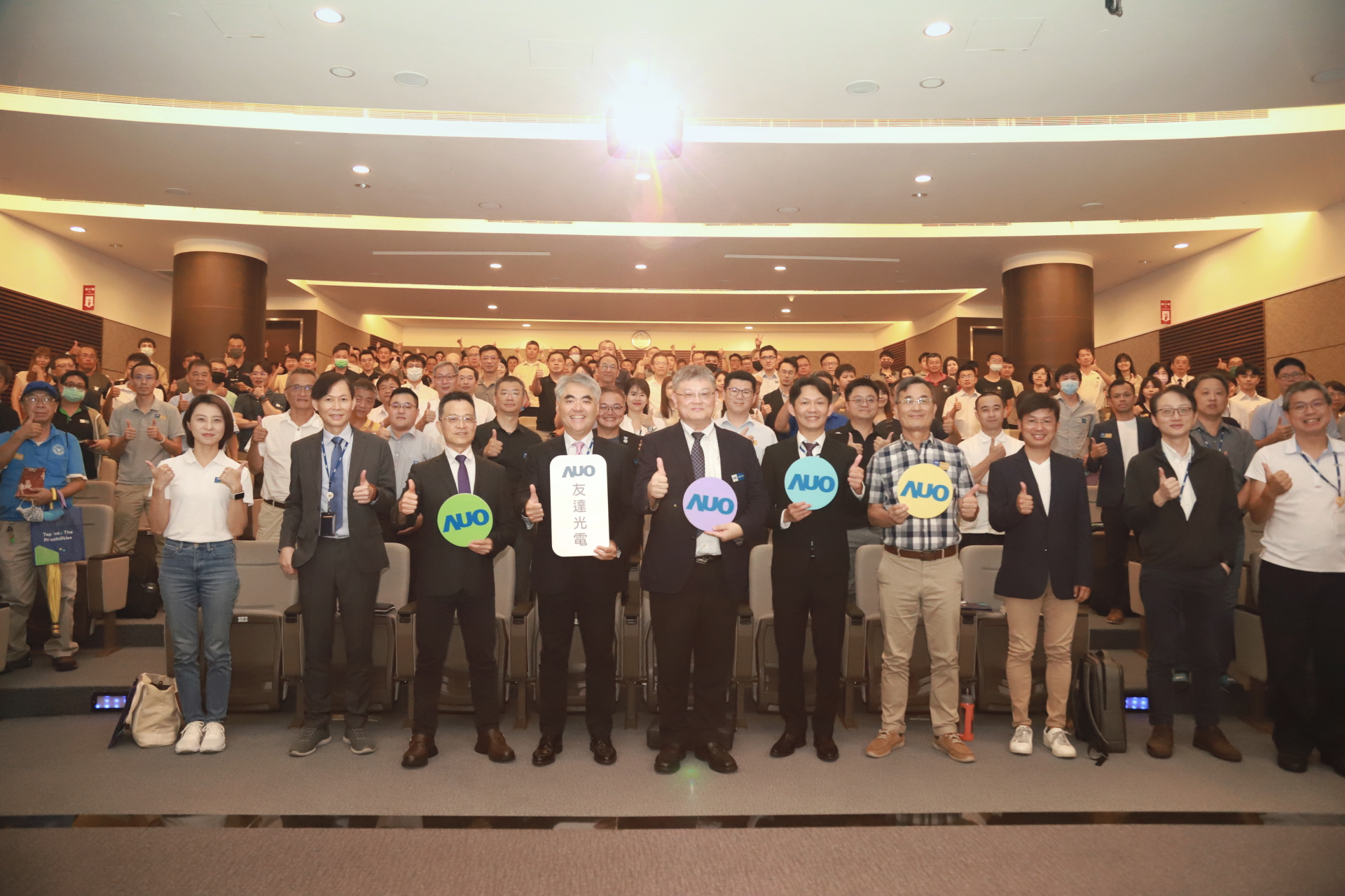 友達光電邀請領域專家共研再生能源發展、電力需求及建築物減碳等議題進行交流，盼共擘綠色永續生態圈的嶄新契機