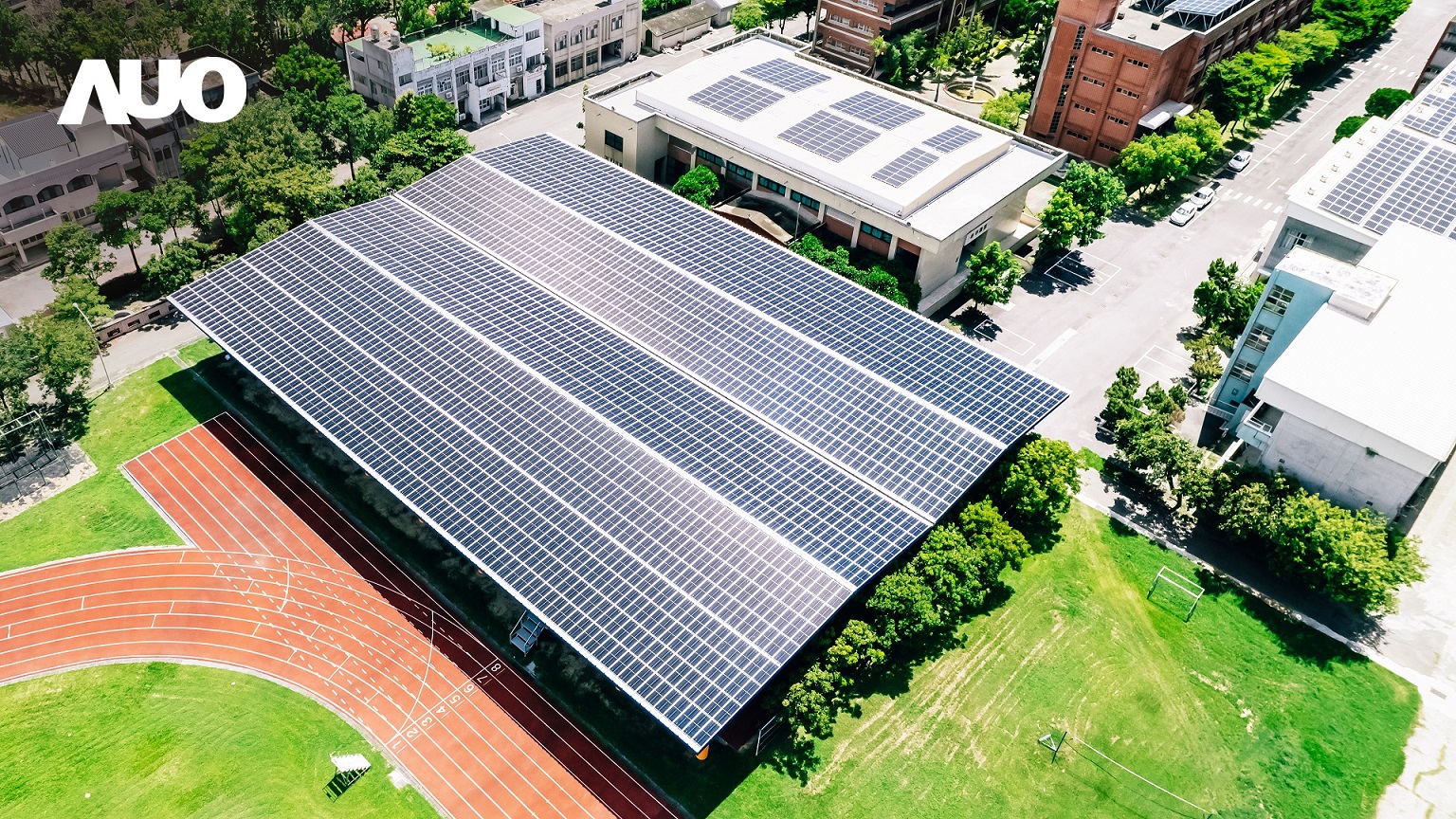 友達SunSteel光電整合型浪板具備快速安裝、輕量化優勢，可提升15%發電效能，通過國際IEC與國內VPC認證安全、防漏、耐候標準