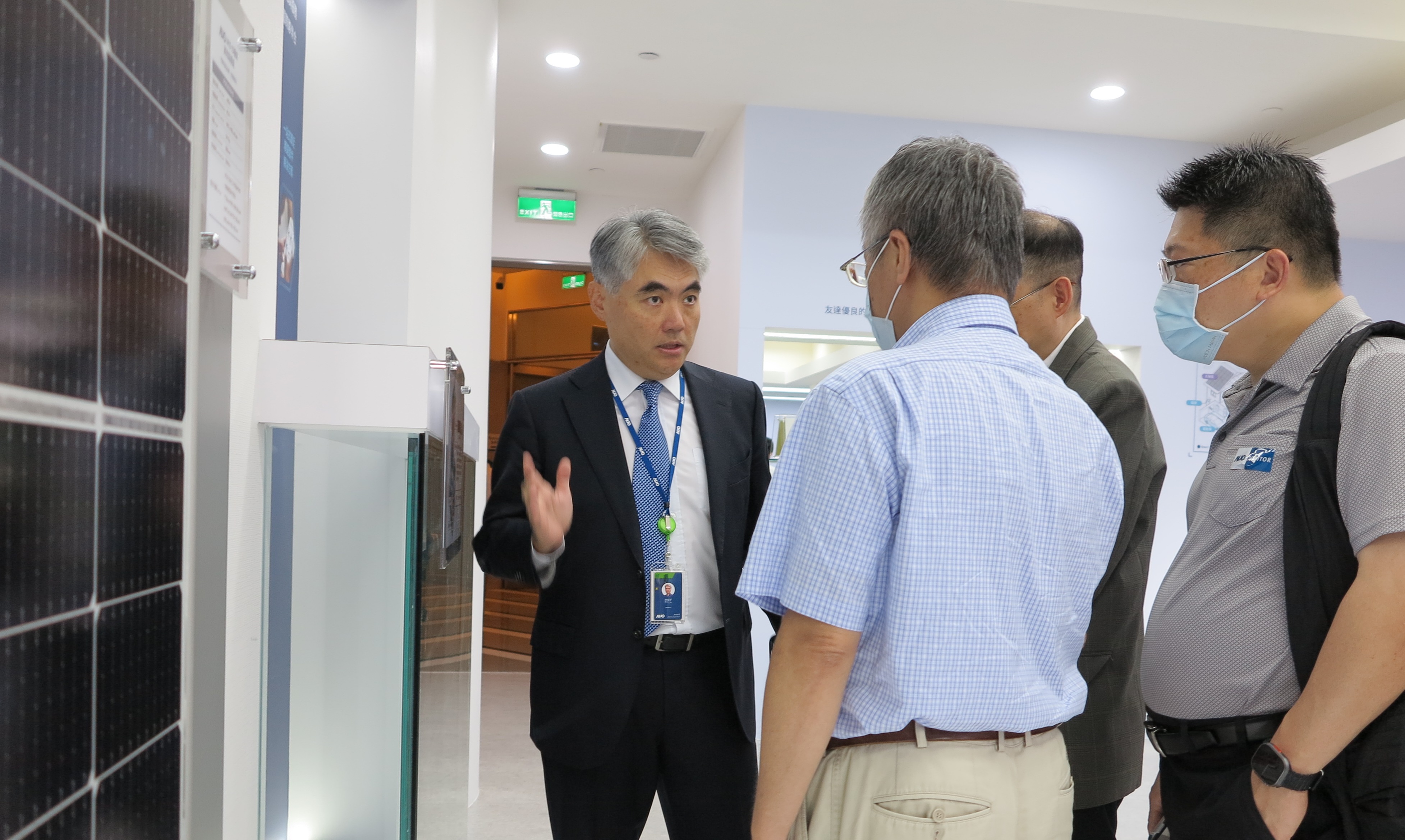 友達光電能源事業群總經理林恬宇分享友達落實太陽能建築一體化目標，協助企業邁向能源轉型的高效能低碳解方。