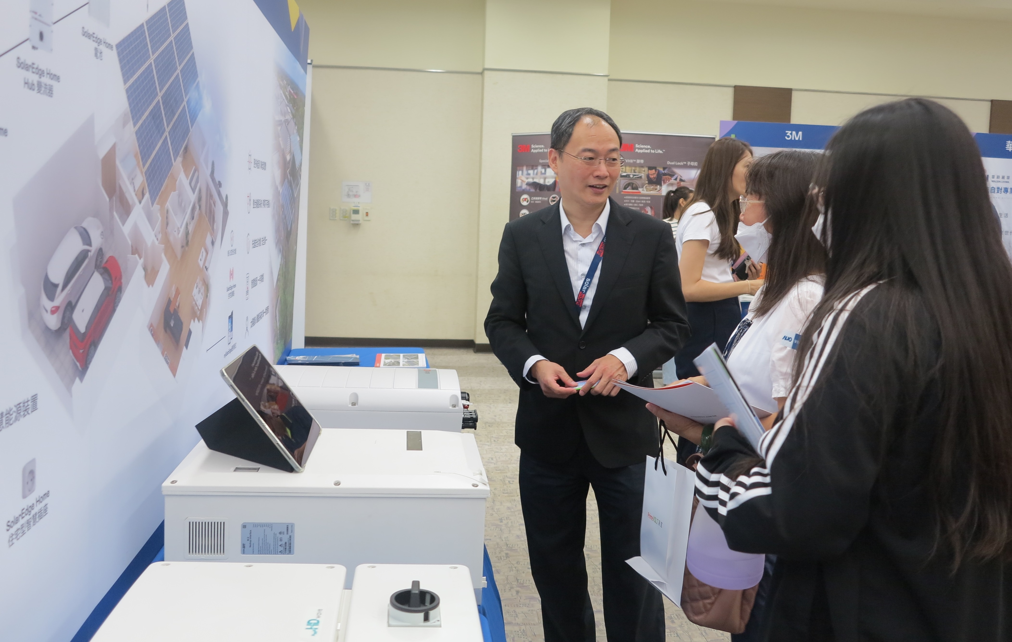 透過研討會產學界緊密交流與分享，提升參與人員借鏡及加深低碳概念，提升綠色能源產業之韌性。