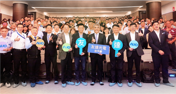 友達以太陽能解決方案領航者，跨足建築領域，4日在台中廠區舉辦「光電建築一體化研討會」，邀請產業先驅共同推動綠化，打造新一代智慧綠建築。